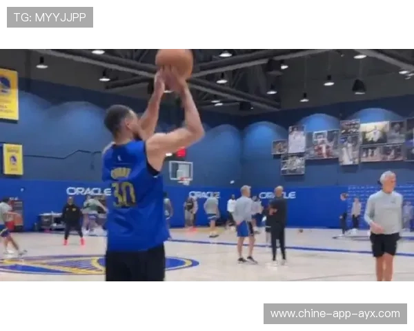 库里被拍到在私人训练室为老朋友示范投篮细节