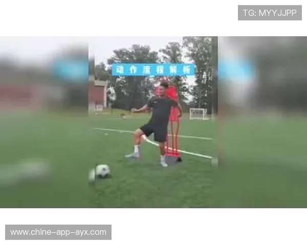 前锋禁区快速反应训练：脚下处理与转身射门一体化