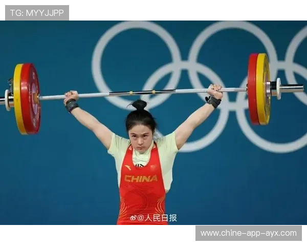 举重女子组冠军双臂轻松举起纪录重量，被封“钢铁女王”