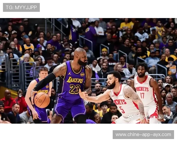 詹姆斯内线强攻终结回合，湖人保持领先