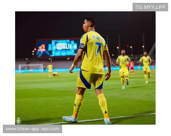 利雅得胜利边路传中到位，C罗高高跃起头球