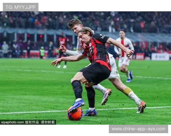 AC米兰反击速度惊人，莱奥贴地射进球门